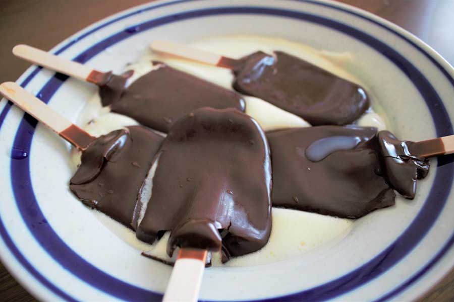 常温放置でドロドロに溶けてしまったアイスクリームは再冷凍して食べないで（写真はイメージ）【写真：PIXTA】