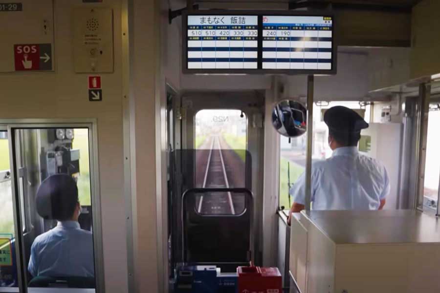 帽子をかぶり、制服を着て働く日本人の姿に感激（画像はスクリーンショット）