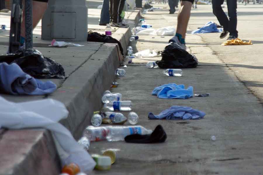 ポイ捨てされたゴミが散らかる街中（写真はイメージ）【写真：PIXTA】