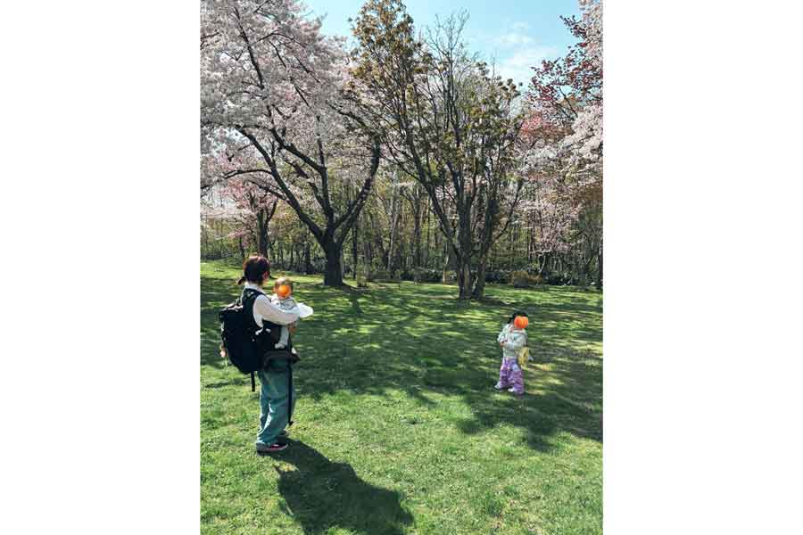 3歳の娘さんと0歳の息子さんを育てるねたろうさん【写真提供：ねたろう3y0y（@srj_mama）さん】