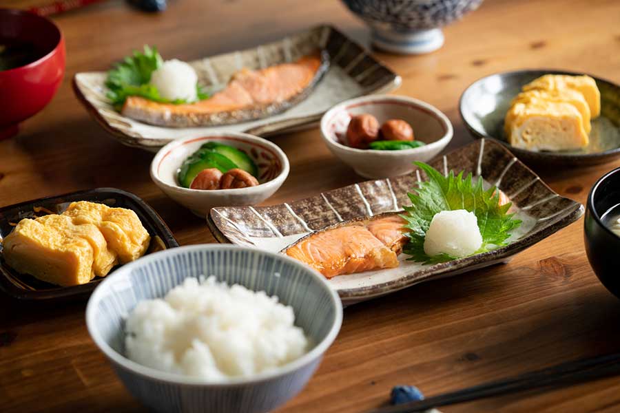 「朝食にシャケが出てきてびっくりした」。シリアルなどシンプルな朝ごはんに慣れたフランスの高校生が驚いた、日本の旅館の定番朝食（写真はイメージ）【写真：PIXTA】