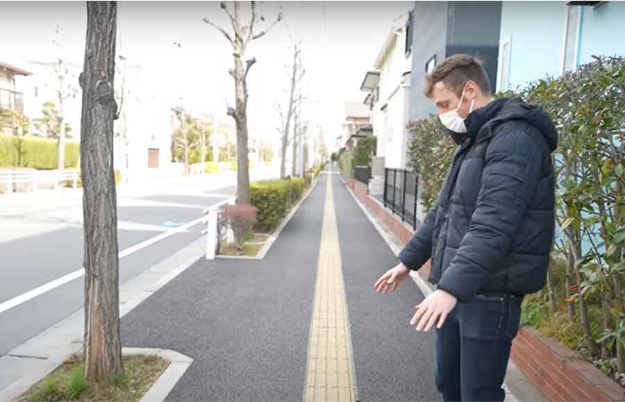 視覚障碍者の歩行をサポートする点字ブロックに驚き（画像はスクリーンショット）