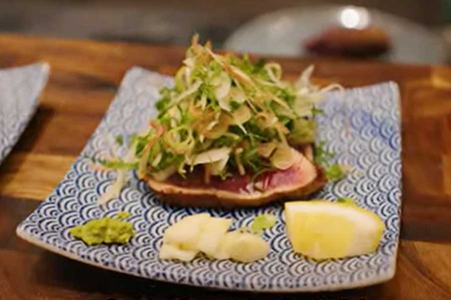 「高知や料理のことを知ったうえで食べると、味わいも格別です」。お気に入りになったカツオのたたき（画像はスクリーンショット）