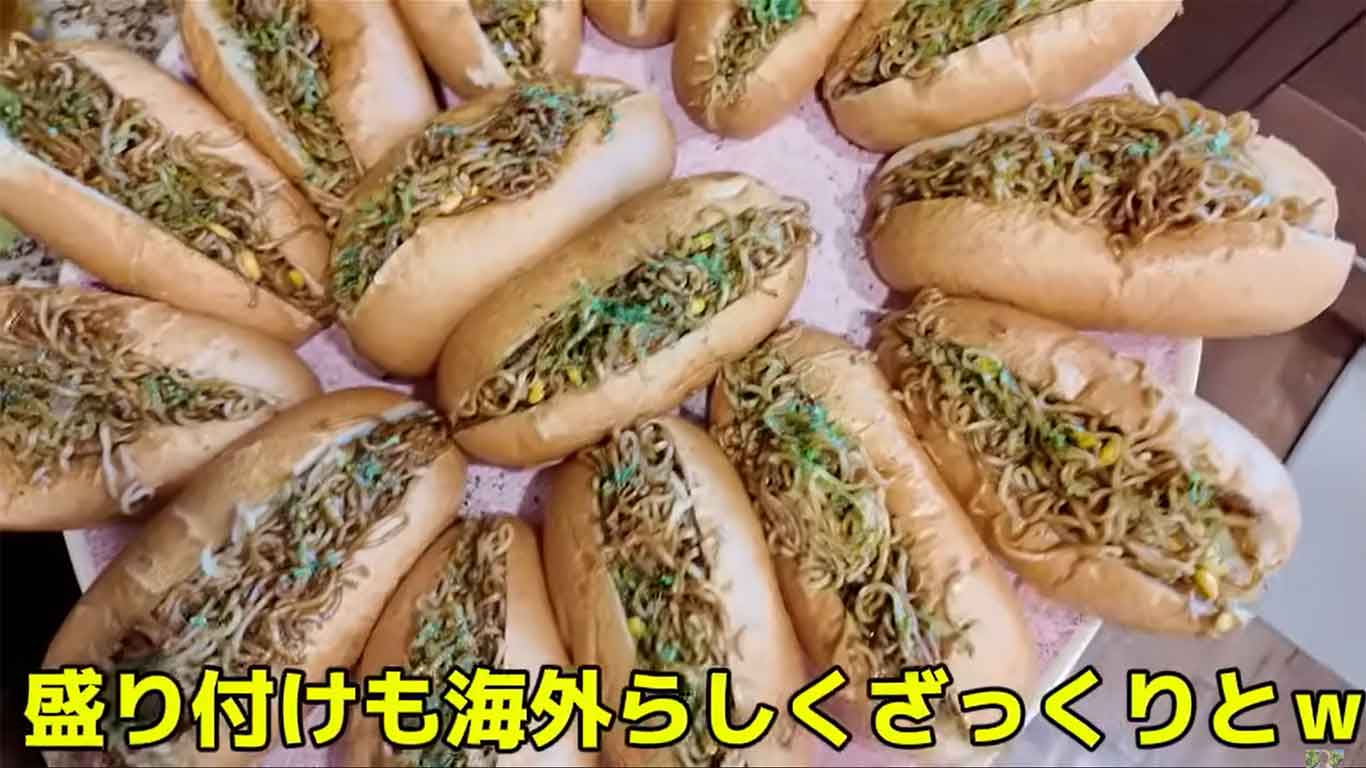 日本ならではの焼きそばパン（画像はスクリーンショット）
