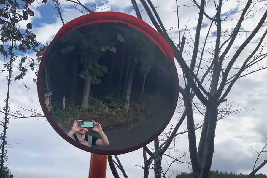 アメリカ人が日本のカーブミラーに驚き（画像はスクリーンショット）