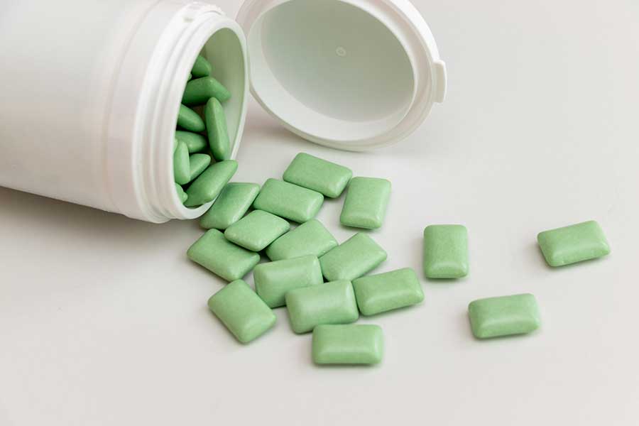 歯磨き後にガムを噛むと、糖分が口の中に残り、虫歯リスクも上がる可能性も（写真はイメージ）【写真：写真AC】