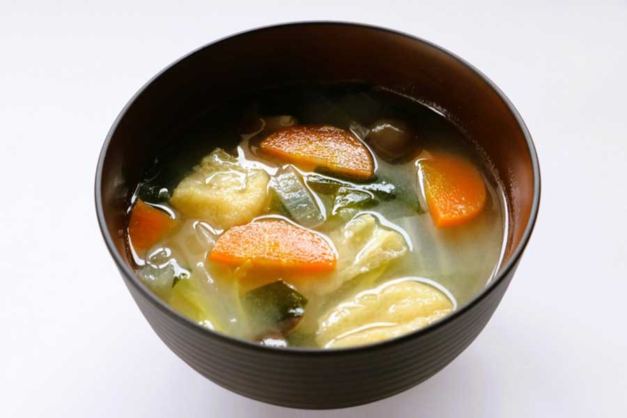 野菜やキノコなど、具だくさんのみそ汁は栄養メリット大（写真はイメージ）【写真：写真AC】