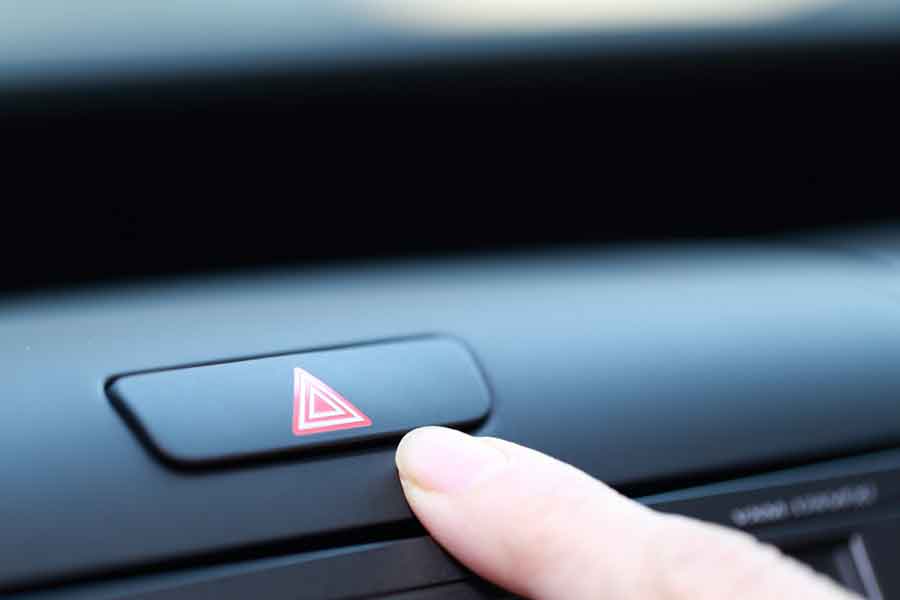 日本人ドライバーが、道を譲ってもらった際に点滅させるハザードランプ。ジェイソンさんは礼儀正しさに感心（写真はイメージ）【写真：PIXTA】