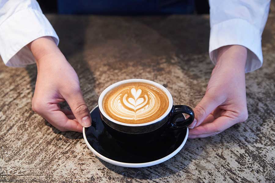 カフェ激戦区のメルボルンから来たふたりは、日本のコーヒーの価格に驚き（写真はイメージ）【写真：PIXTA】