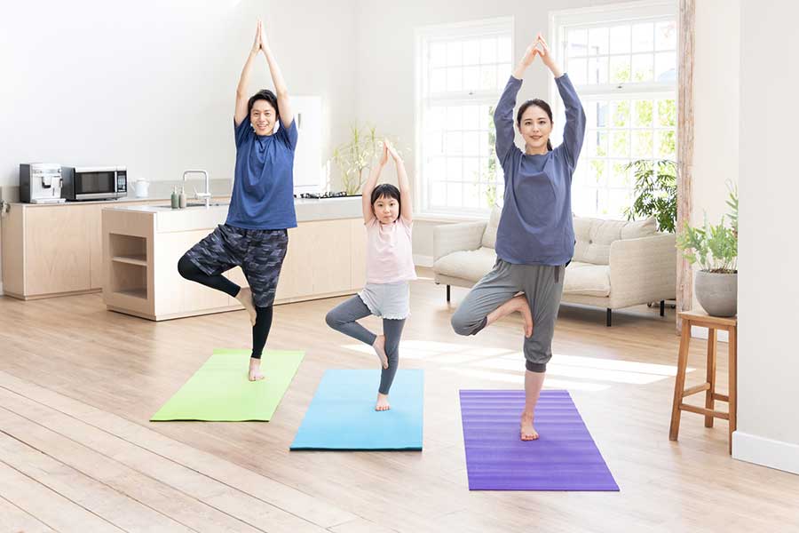 親子で絵画、ヨガ、ダンスなどの教室に通うのもおすすめ（写真はイメージ）【写真：PIXTA】