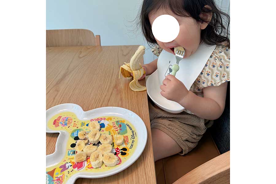 「バナナ片手にバナナ食う女」と化した娘さん【写真提供：アサミ（@343oishi_）さん】