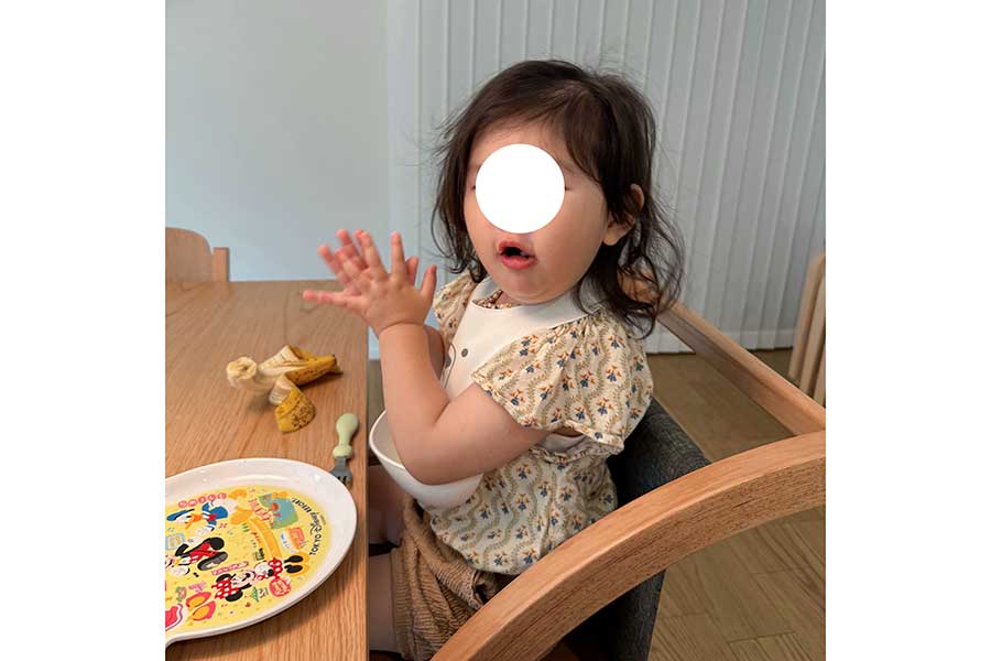 皿のバナナを完食し「ごちそうさま」するも、奥には食べかけのバナナが…【写真提供：アサミ（@343oishi_）さん】