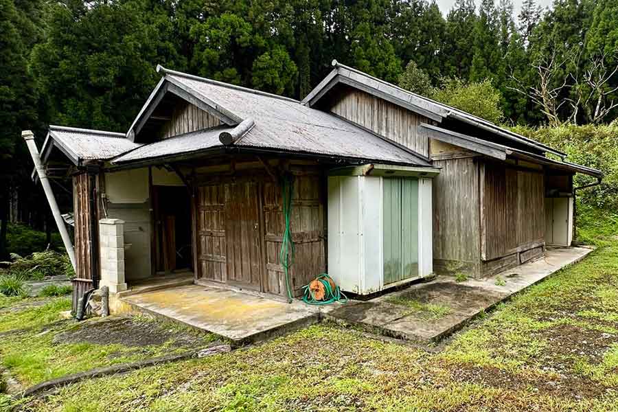 100年ほど誰も住んでいなかった古民家【写真提供：フィリックス・コンラン】