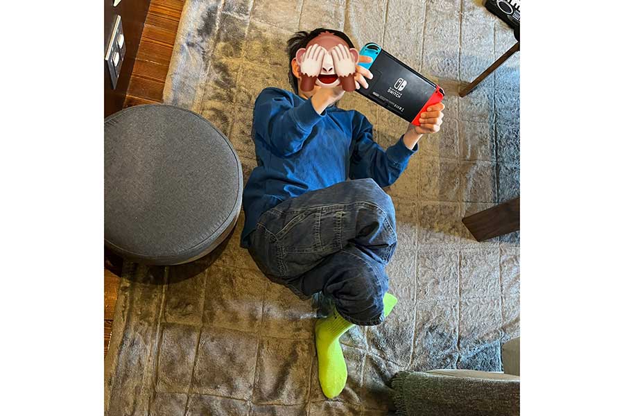 休日に家でくつろぐ息子さん【写真提供：きゅーびー@子と成長する父（@2017Kids_Ikuji）さん】