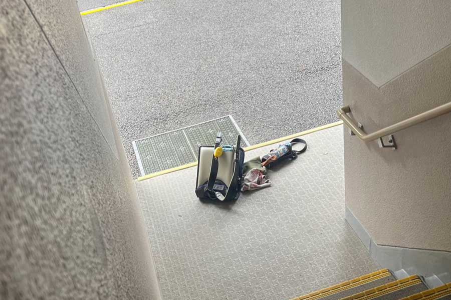 息子さんが「ポイ」してしまった荷物【写真提供：きゅーびー@子と成長する父（@2017Kids_Ikuji）さん】