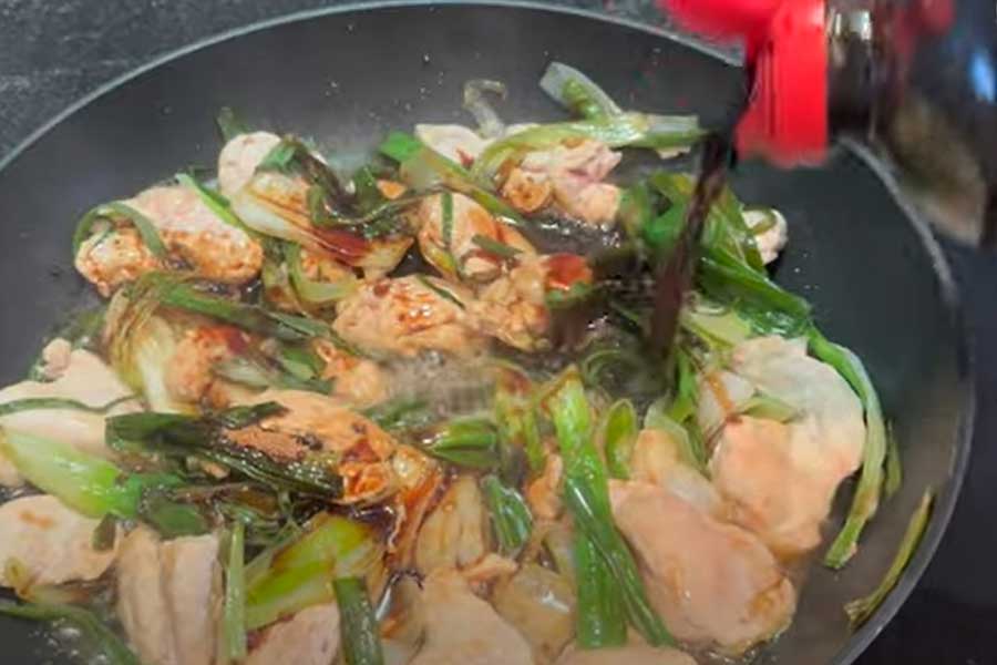 野菜も加えたチキンの照り焼きを作るAmiさん（画像はスクリーンショット）