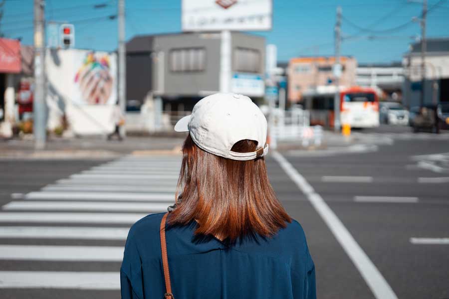 ルールを守って信号が変わるのをきちんと待つ姿に感激（写真はイメージ）【写真：写真AC】