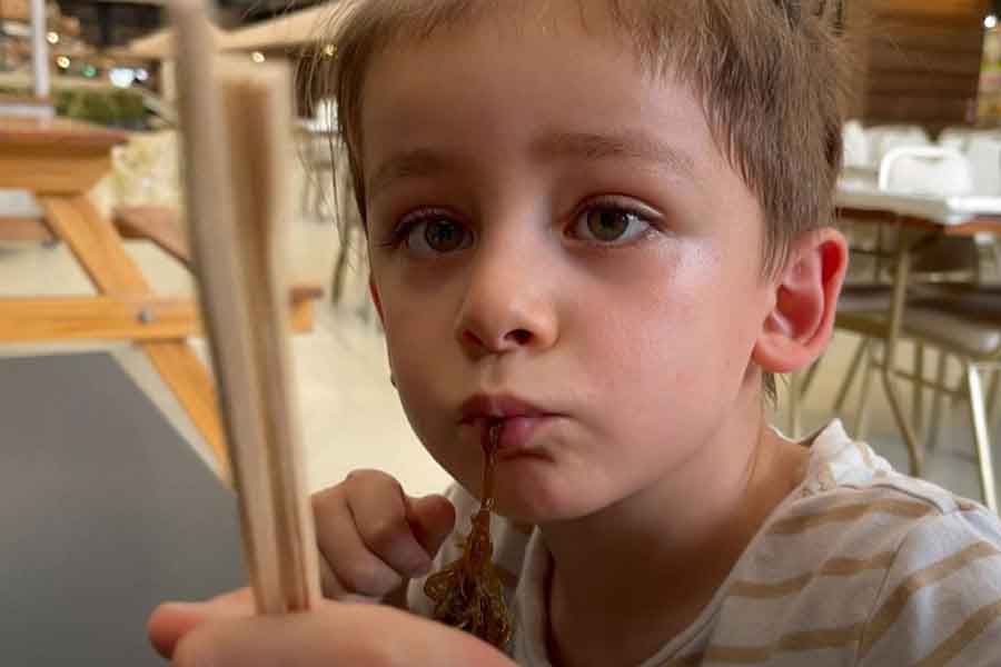 箸を使って、上手にお気に入りのもずくを堪能するノアくん（が増派スクリーンショット）