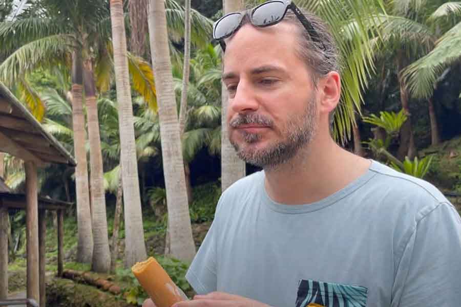 沖縄の伝統菓子、ポーポーを味わうベンさん（画像はスクリーンショット）