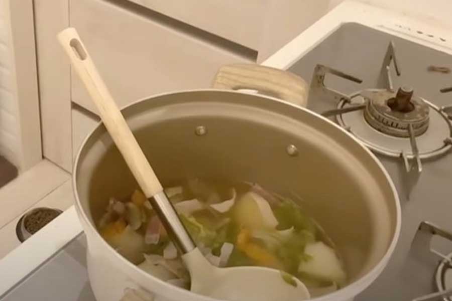 鍋いっぱいにあったポトフを、学校から帰宅した長男が爆食（画像はスクリーンショット）