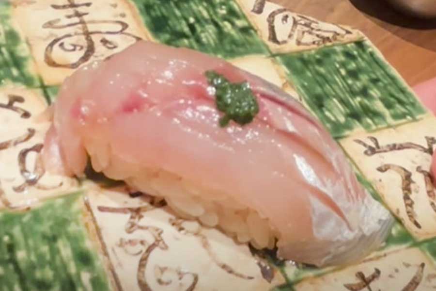 フランス人はマアジの握りに感動（画像はスクリーンショット）