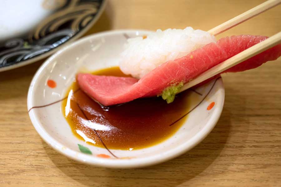 しょうゆは、シャリではなく、ネタの先に少しつけて食べるとスマート（写真はイメージ）【写真：写真AC】