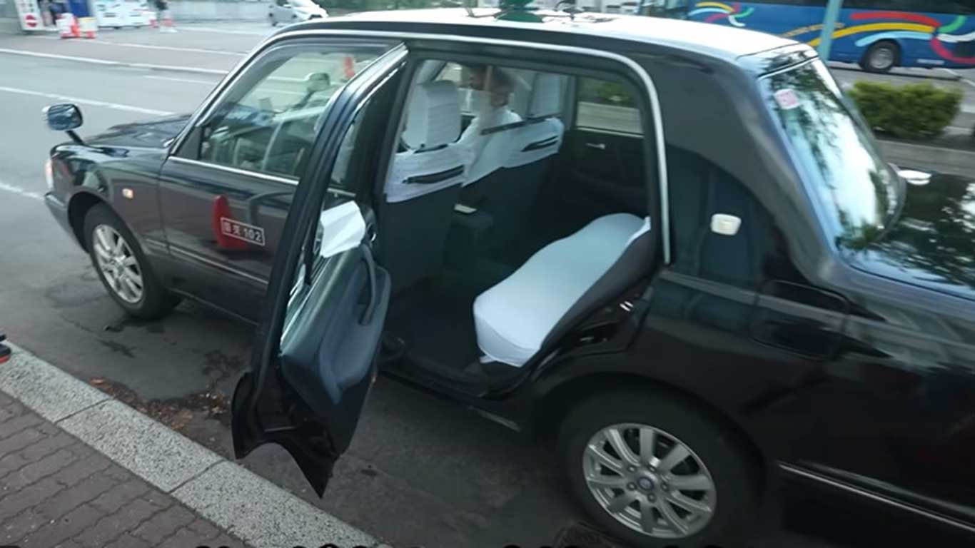 タクシーのドアが自動で開くことに感動（画像はスクリーンショット）