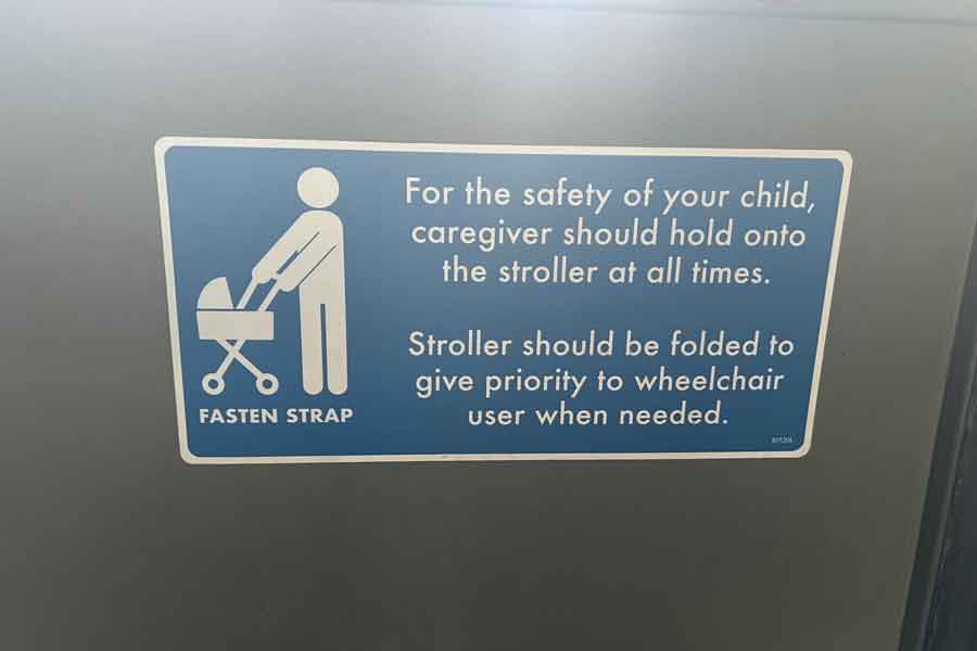 バスの優先スペースには注意書きが【写真：荒木優里】