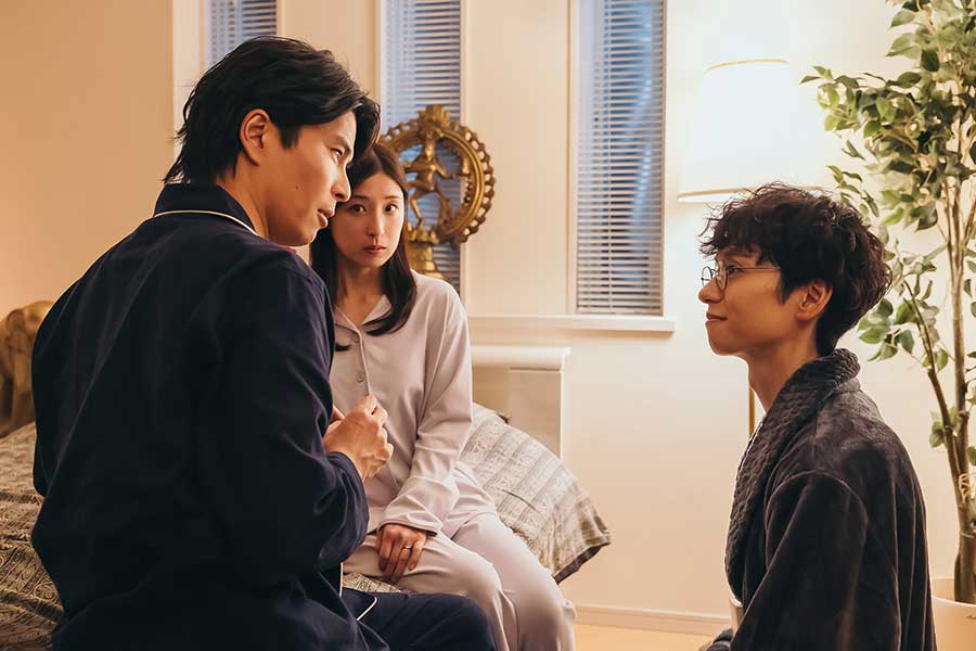 出産で体を傷めてから心理的に行為ができなくなった夫婦に、セラピストのゴコウ（橋本淳さん）がアドバイスし解決するエピソードも【写真提供：「ジョフウ～女性に××××って必要ですか？～」製作委員会】