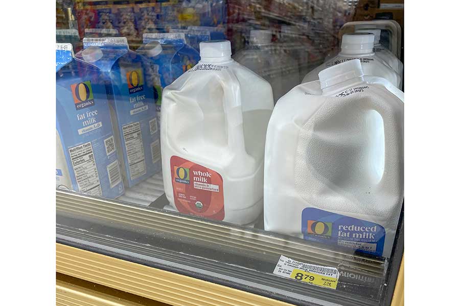 プラ容器がボコボコにへこんでいるのは当たり前(笑)。賞味期限が約1か月半と長持ちなのは、日本と殺菌方法に違いがあるからだそう【写真:i-know】