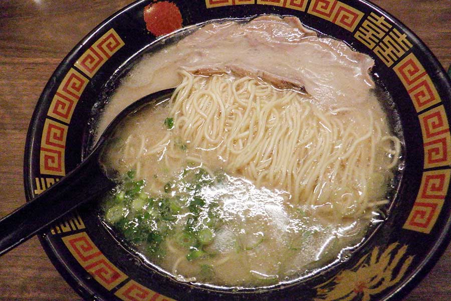 ふたりが初日の夜に食べたのは、一蘭のラーメン（写真はイメージ）【写真：PIXTA】
