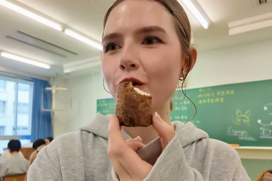 ふ菓子を初めて食べたアマンディーヌさん（画像はスクリーンショット）