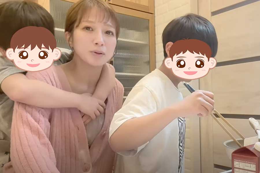 油跳ねからママと弟を守るために移動し、しっかりブロックする昊空くん（画像はスクリーンショット）