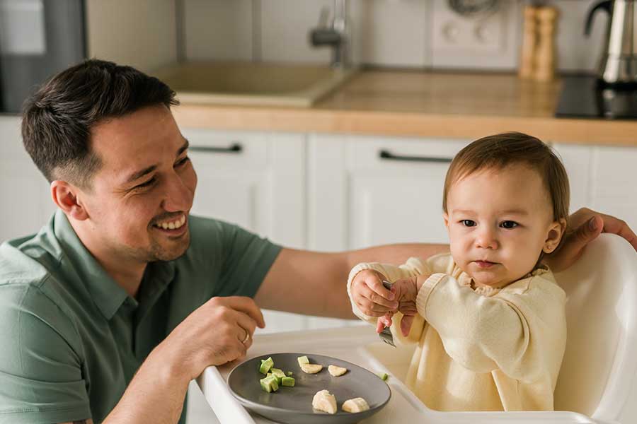 スウェーデンやアイスランドでは「男性の育休取得」促進制度を導入しており、取得率は約90％にも上る（写真はイメージ）【写真：PIXTA】