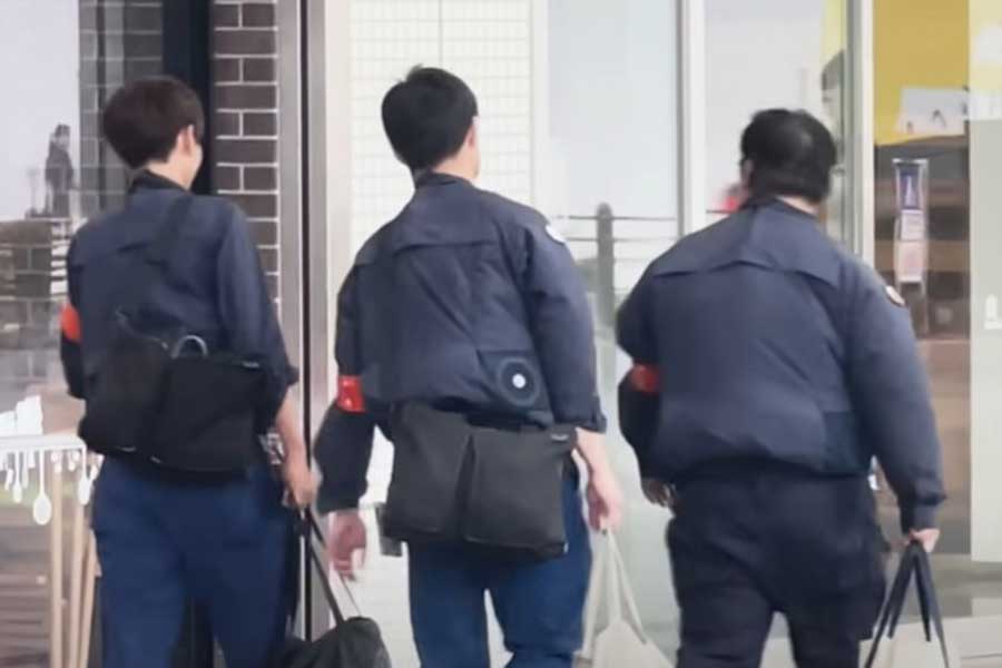 アメリカ人夫婦は小型ファンがついた作業着に興味津々（画像はスクリーンショット）