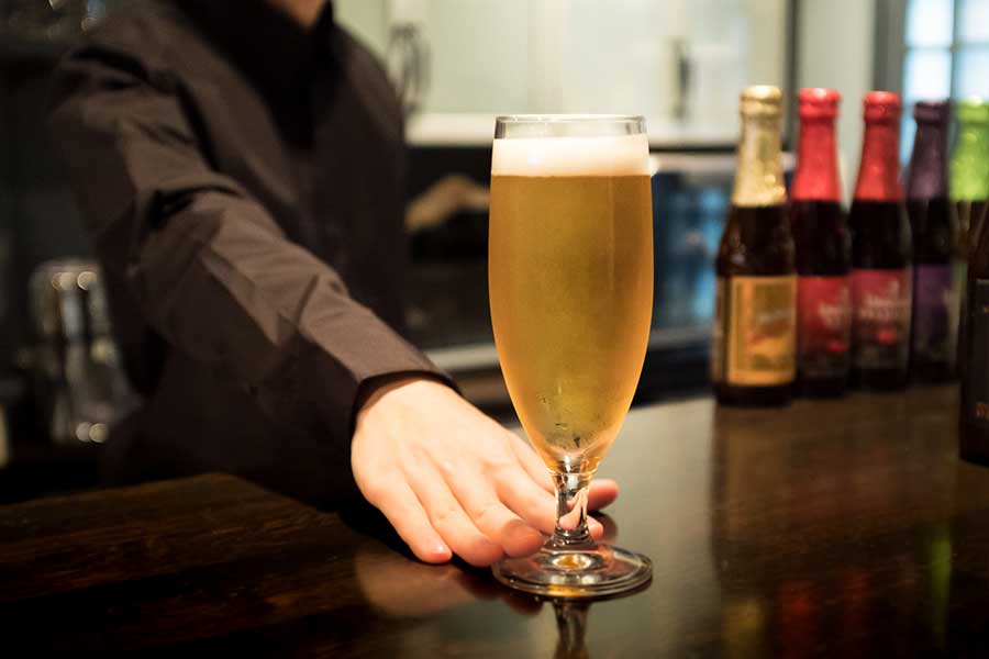 「アメリカでは絶対にIDなしで酒類は注文できない」。日本の飲食店ではIDチェックなしでも酒が提供されることにびっくり（写真はイメージ）【写真：PIXTA】