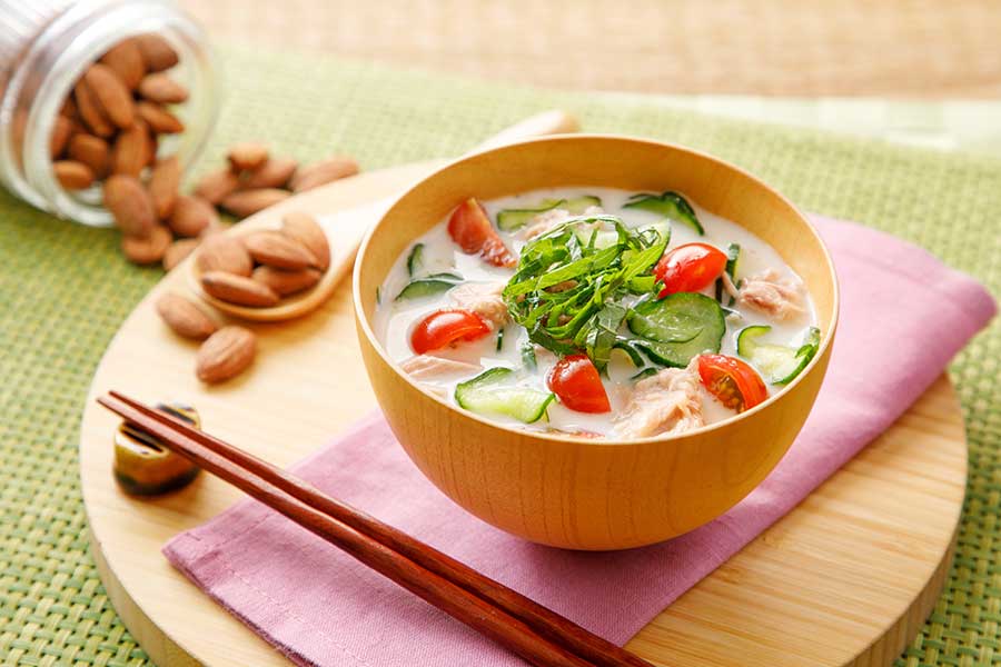 アーモンドミルクで作ったみそ汁【写真提供:アーモンドミルク研究会】