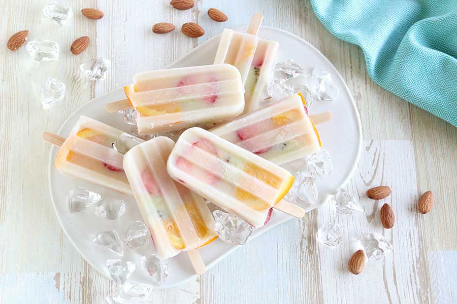 アーモンドミルクで作ったアイスキャンディ【写真提供：アーモンドミルク研究会】