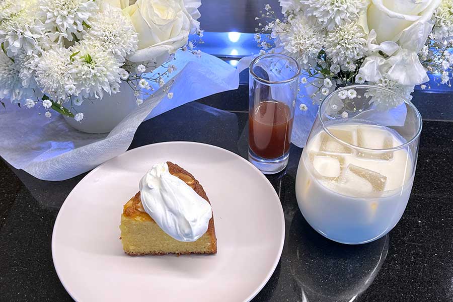 パティシエの鎧塚俊彦さんによるアーモンドミルク＆スイーツセット【写真：和栗恵】