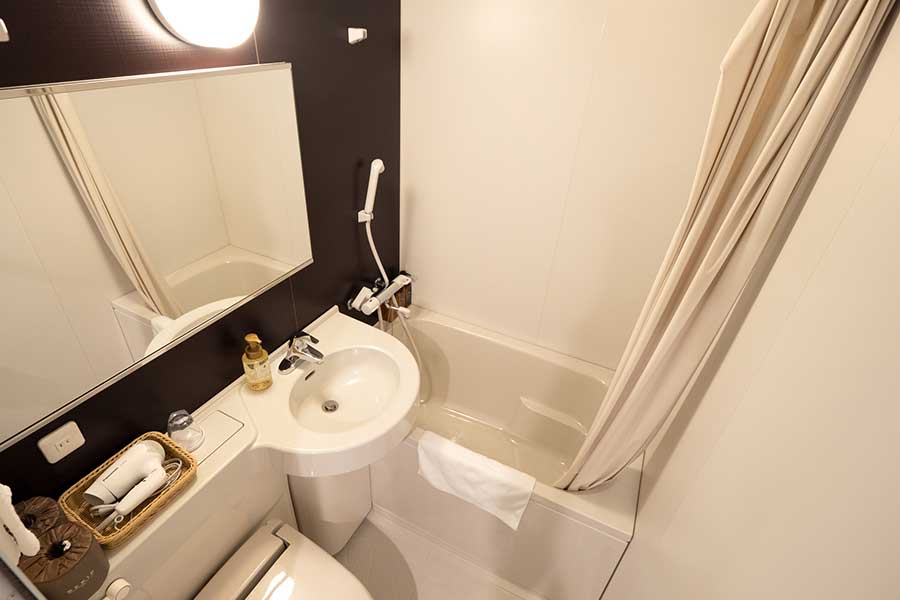 「シャワーの温度調整が難しい」と感じている人は少なくない（写真はイメージ）【写真：PIXTA】