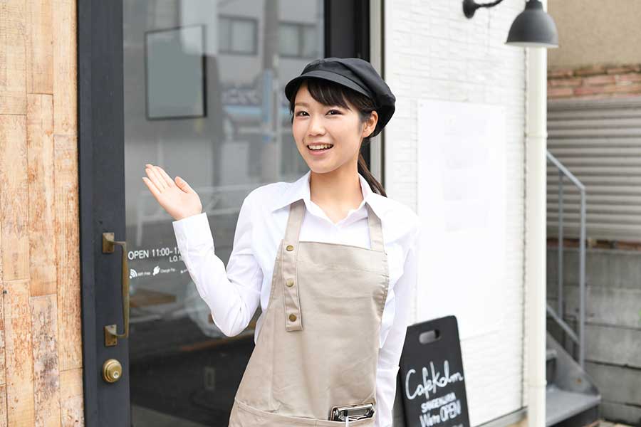 笑顔で出迎える日本人の飲食店スタッフの振る舞いに感激（写真はイメージ）【写真：写真AC】