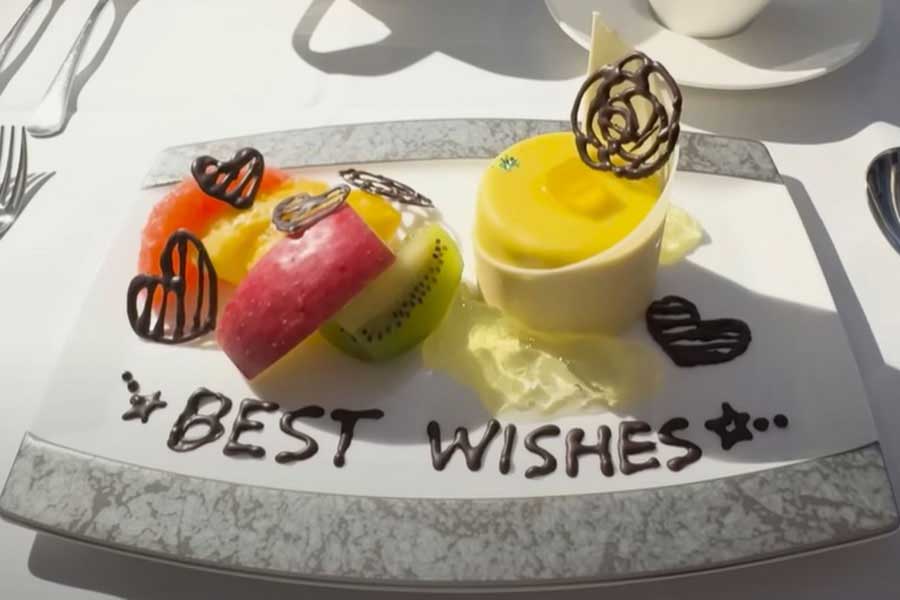仲さんの新しい門出を祝うデザートプレート。機内のサービスに感激（画像はスクリーンショット）