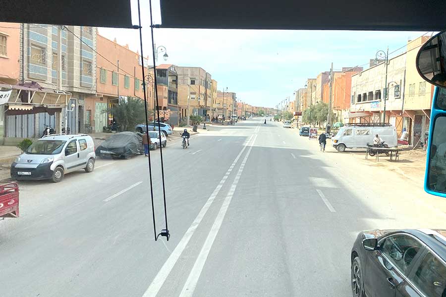 海外ツアーでは切っても切り離せないバスでの旅【写真：Ana】