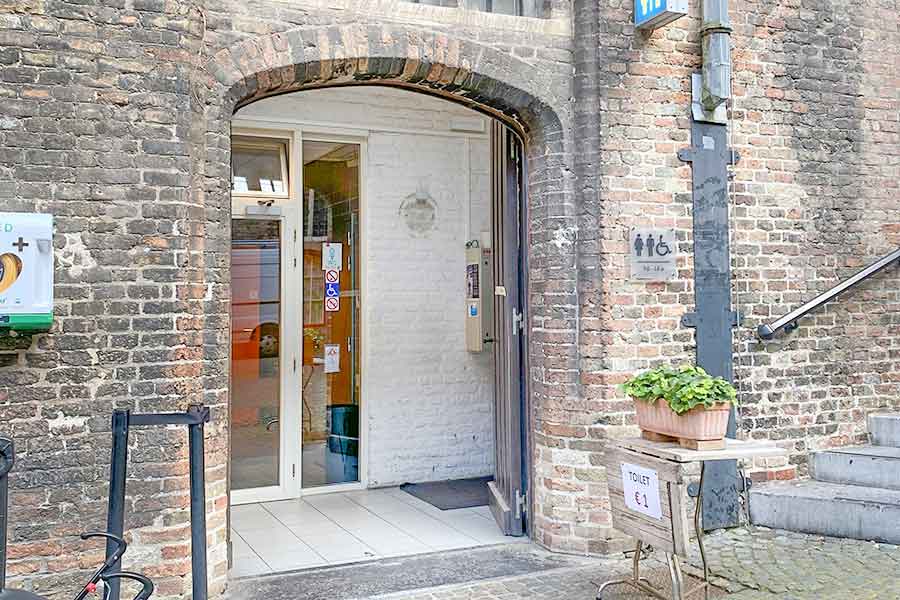 海外はとにかくトイレが不便【写真：Ana】