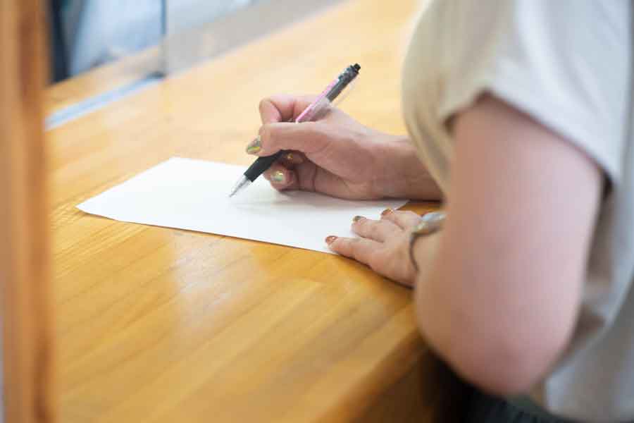 「お手紙を書くのをやめてください」。その理由は、何度も読み返してしまい、仕事が進まなくなるから（写真はイメージ）【写真：PIXTA】