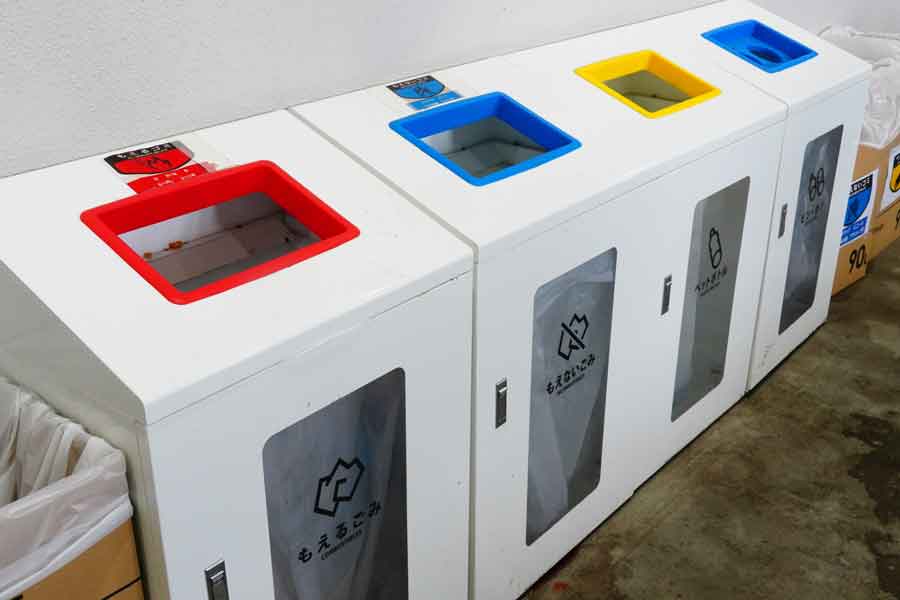 多くの外国人が「ゴミを捨てられないこと！（笑）」と、ゴミ箱が街に見当たらず不便さを感じているそう（写真はイメージ）【写真：写真AC】