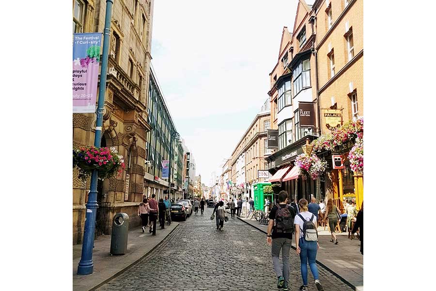 イギリスにはいろいろなカップルがいる【写真:Moyo】