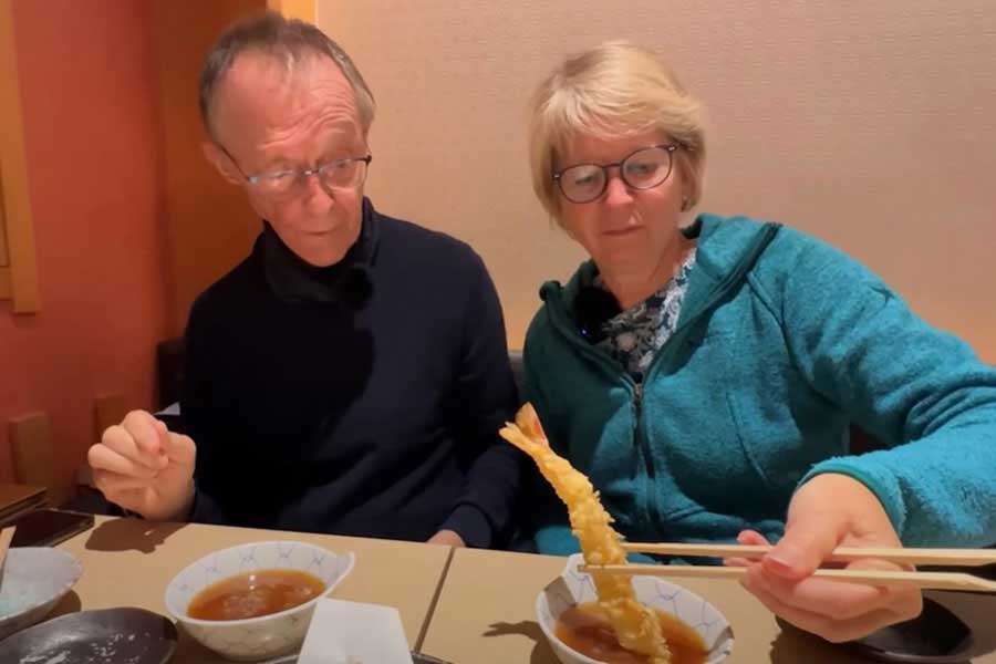 エビの天ぷらに驚くレナさんのお母さん（画像はスクリーンショット）