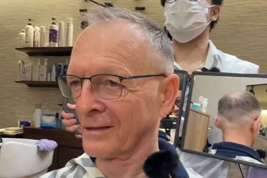 シェービングやヘアカットを終えたお父さん。仕上がりに大満足（画像はスクリーンショット）