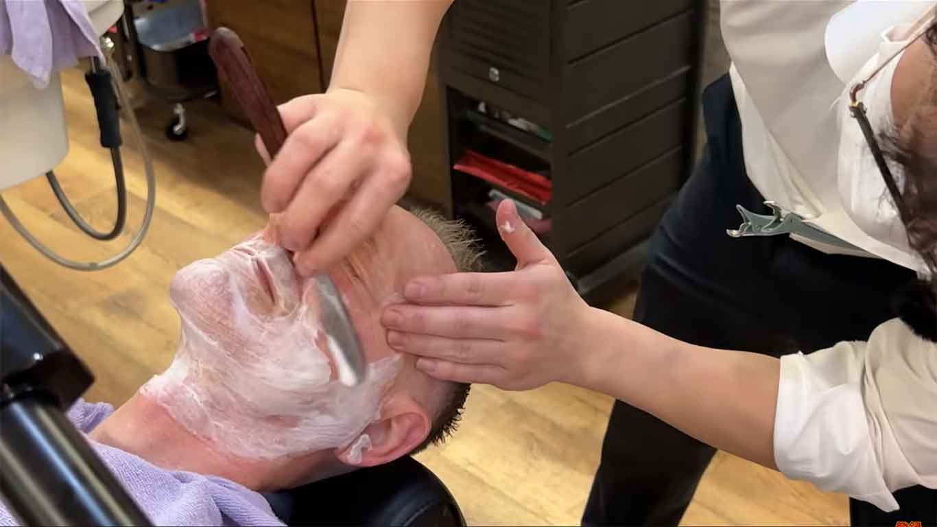 30年ほど「ママのカットで満足」していたドイツ人が日本の理容室を絶賛（画像はスクリーンショット）